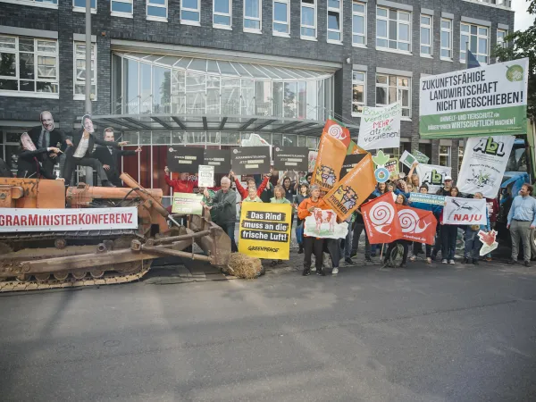 Blick auf den Protest vor der Sonder-Agrarministerkonferenz am 10.07.2025 in Berlin von Wir haben es satt!/Meine Landwirtschaft.